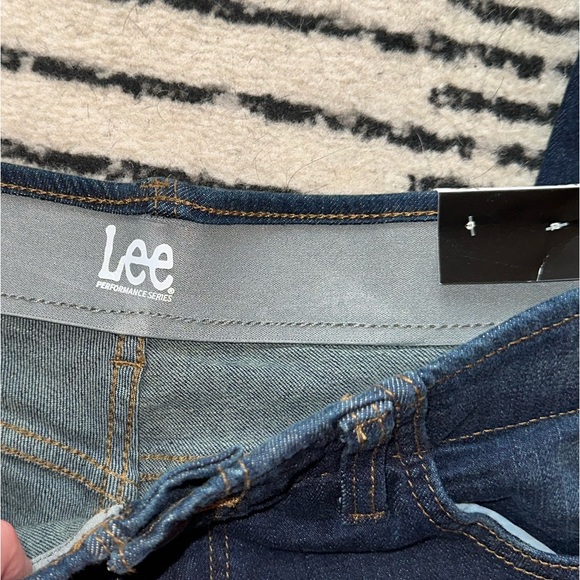 Lee elastic comfort waistband NWT dark rinse Relaxed Straight 12 32" waist - Picture 3 of 3